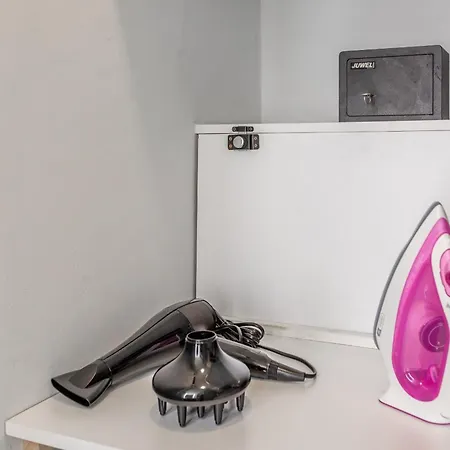 Chic Spanish Steps Retreat ローマ