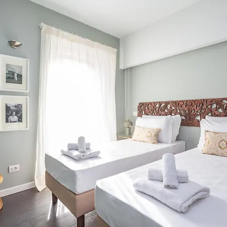 Chic Spanish Steps Retreat *