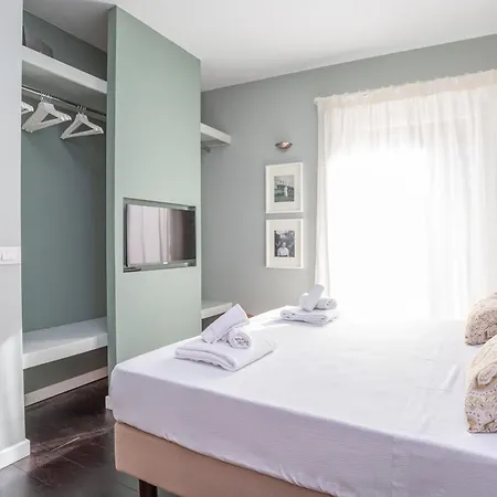 Chic Spanish Steps Retreat Rom