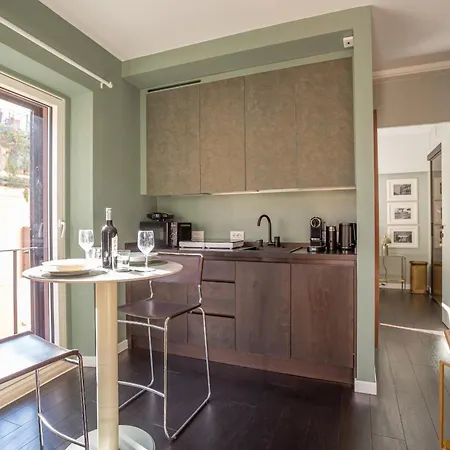 Chic Spanish Steps Retreat ローマ