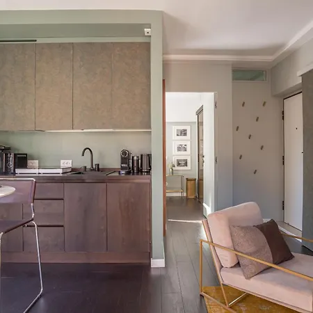 Chic Spanish Steps Retreat Daire