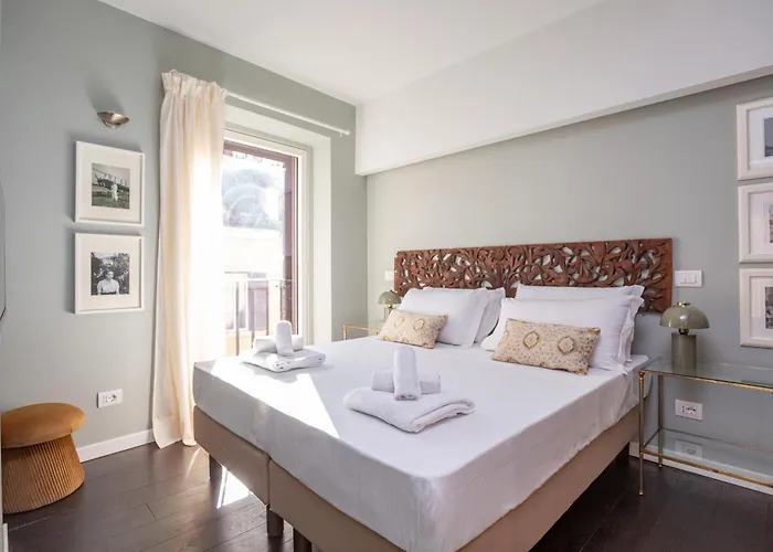 Chic Spanish Steps Retreat Apartamento *